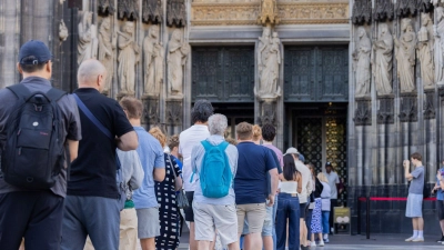 Vor Einlassbeginn bildete sich eine kleine Schlange vor dem Dom-Haupteingang. (Foto: Rolf Vennenbernd/dpa)