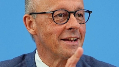 Kanzler Merz ist in der Sommerpressekonferenz entspannt (Foto: Michael Kappeler/dpa)