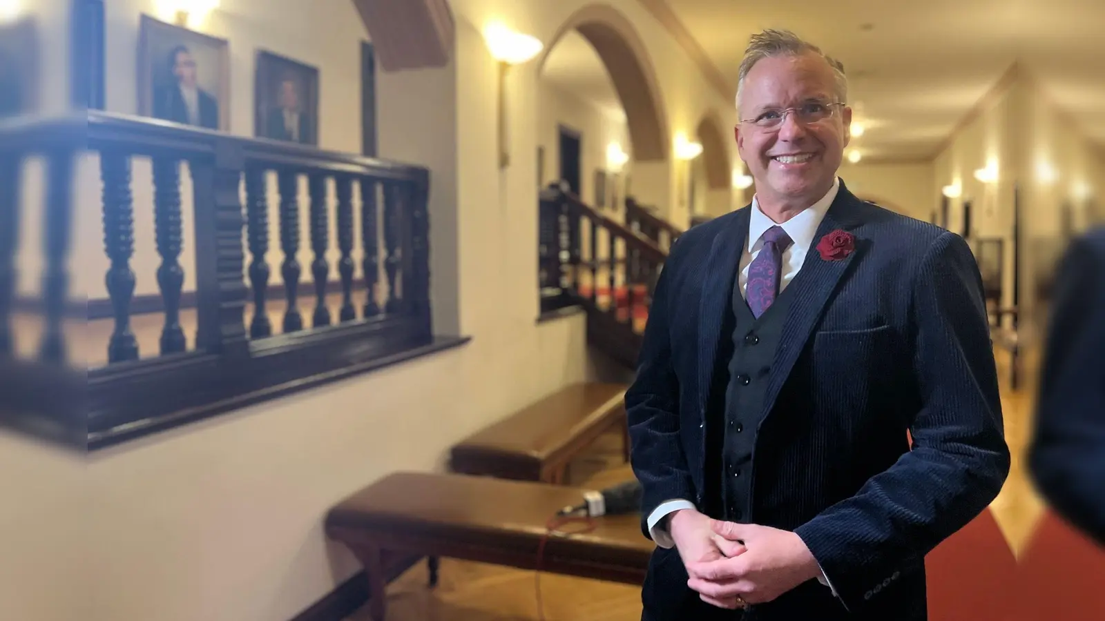 Monatelang hatte es Querelen um das Bürgermeisteramt im Rathaus in Westerland gegeben, am Sonntag ist Nikolas Häckel von den Sylterinnen und Syltern abgewählt worden. (Foto: Lea Albert/dpa)