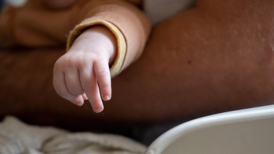 Die Familienstartzeit würde vor allem Männern zugute kommen. (Foto: Sebastian Gollnow/dpa)