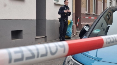 Der Tatort wurde mit Flatterband abgesperrt. (Foto: Patrick Schüller/dpa)