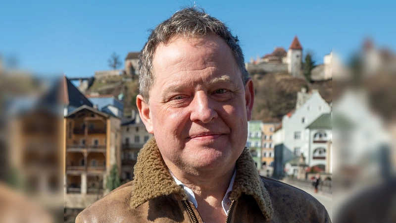 Burghausens Bürgermeister Schneider schildert die Folgen der PFOA-Belastung für die Stadt. (Archivfoto)    (Foto: Armin Weigel/dpa)