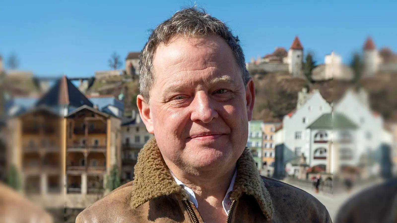 Burghausens Bürgermeister Schneider schildert die Folgen der PFOA-Belastung für die Stadt. (Archivfoto)    (Foto: Armin Weigel/dpa)