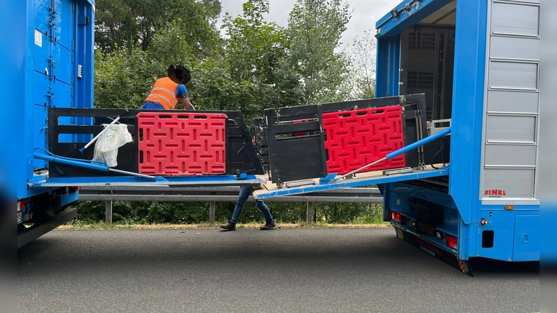 Bei einer Weiterfahrt hätte Brandgefahr bestanden, weshalb die Tiere in ein Ersatzfahrzeug umgeladen werden mussten. (Handoutbild) (Foto: -/Verkehrspolizei Bayreuth/dpa)