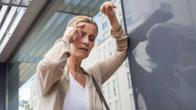 Bei Frauen kann sich ein Schlaganfall mit diffusen Symptomen wie Schwindel oder Verwirrtheit bemerkbar machen. (Foto: Christin Klose/dpa-tmn)