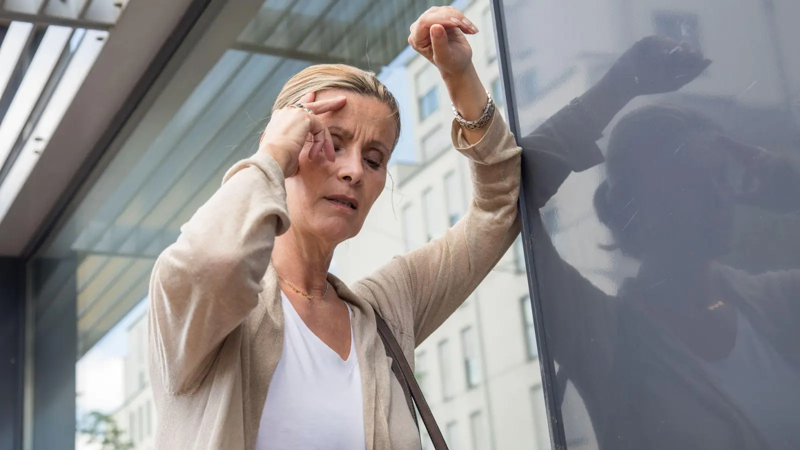 Bei Frauen kann sich ein Schlaganfall mit diffusen Symptomen wie Schwindel oder Verwirrtheit bemerkbar machen. (Foto: Christin Klose/dpa-tmn)