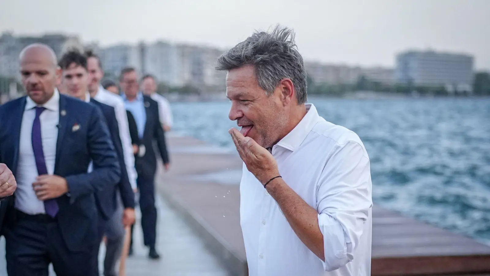 Gut gelaunt: Habeck an der Promenade in Thessaloniki (Foto: Kay Nietfeld/dpa)