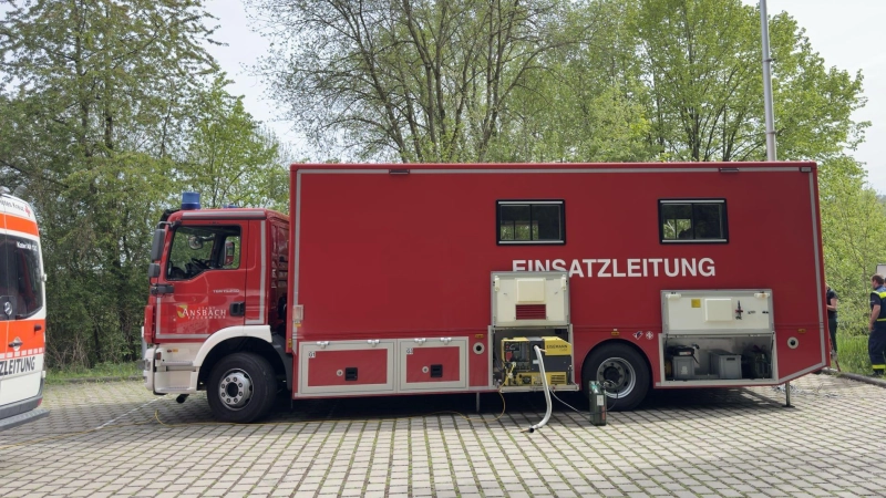 Die Feuerwehr richtete ihre Einsatzleitung am Ende des Waldes auf dem Bocksberg ein. .  (Foto: Evi Lemberger)