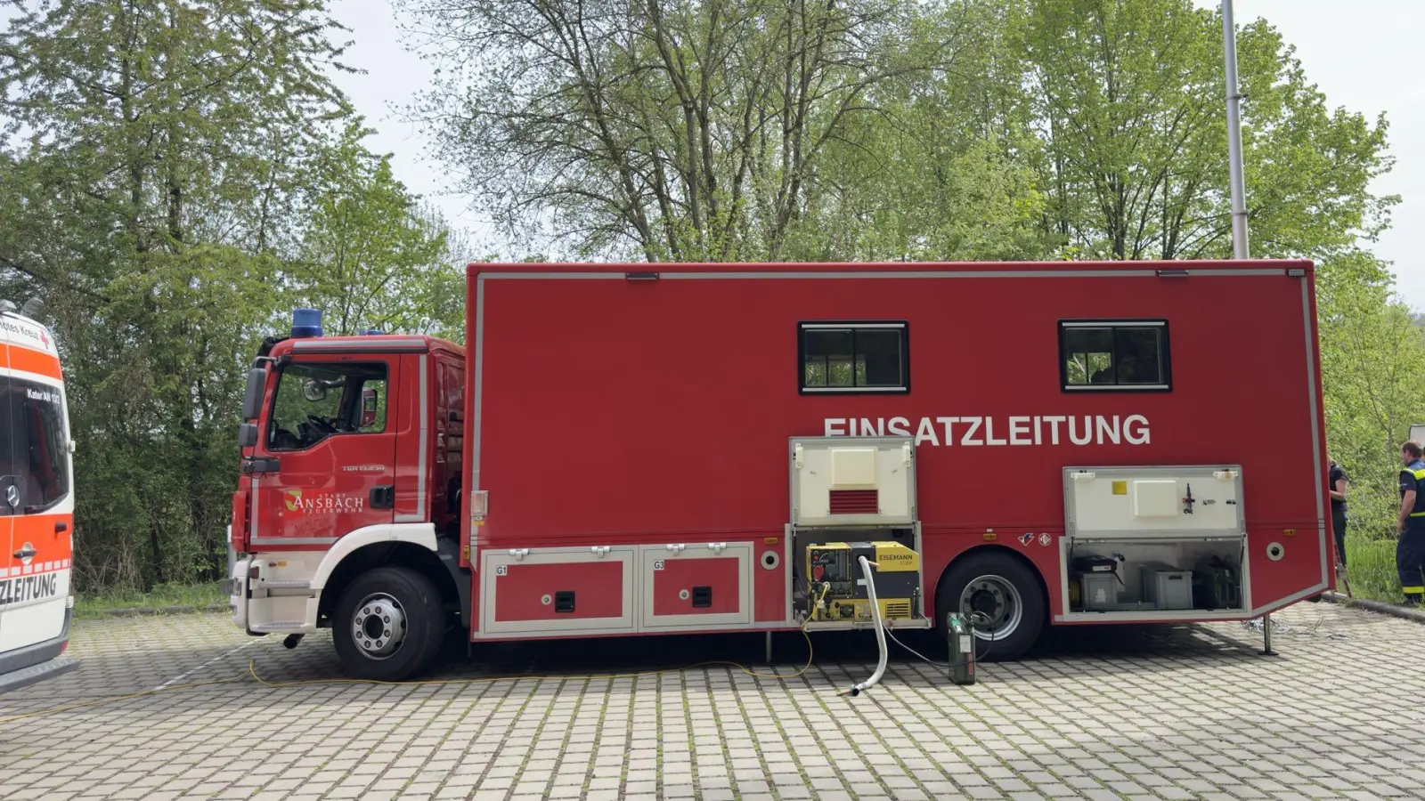 Die Feuerwehr richtete ihre Einsatzleitung am Ende des Waldes auf dem Bocksberg ein. .  (Foto: Evi Lemberger)