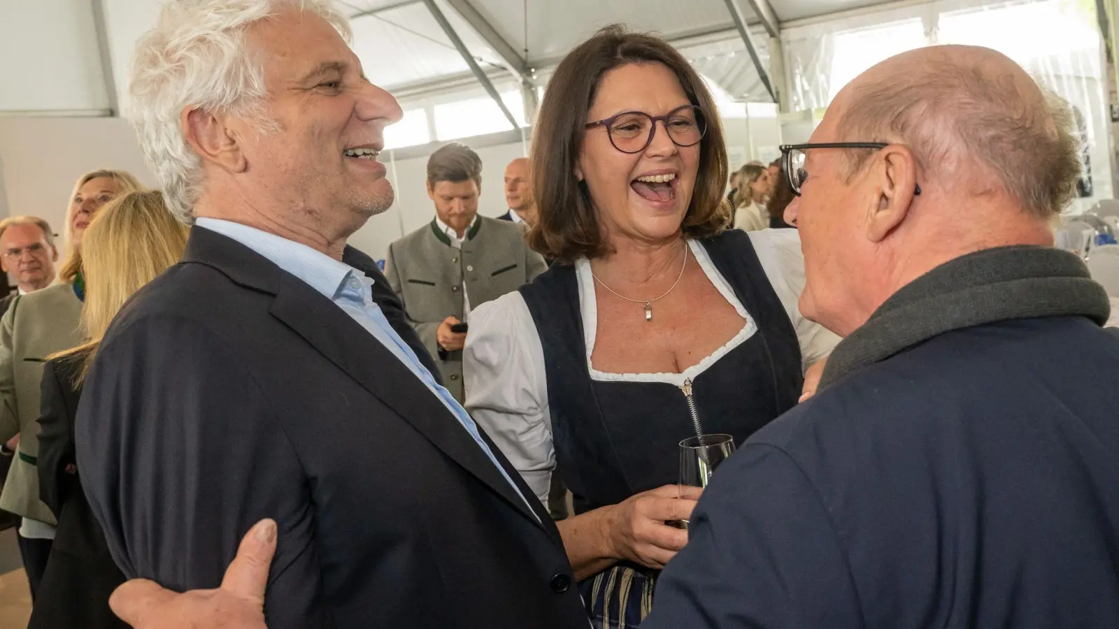 Landtagspräsidentin und CSU-Oberbayern-Chefin Ilse Aigner und die Schauspieler Udo Wachtveitl (l) und Burghart Klaußner. (Foto: Peter Kneffel/dpa)