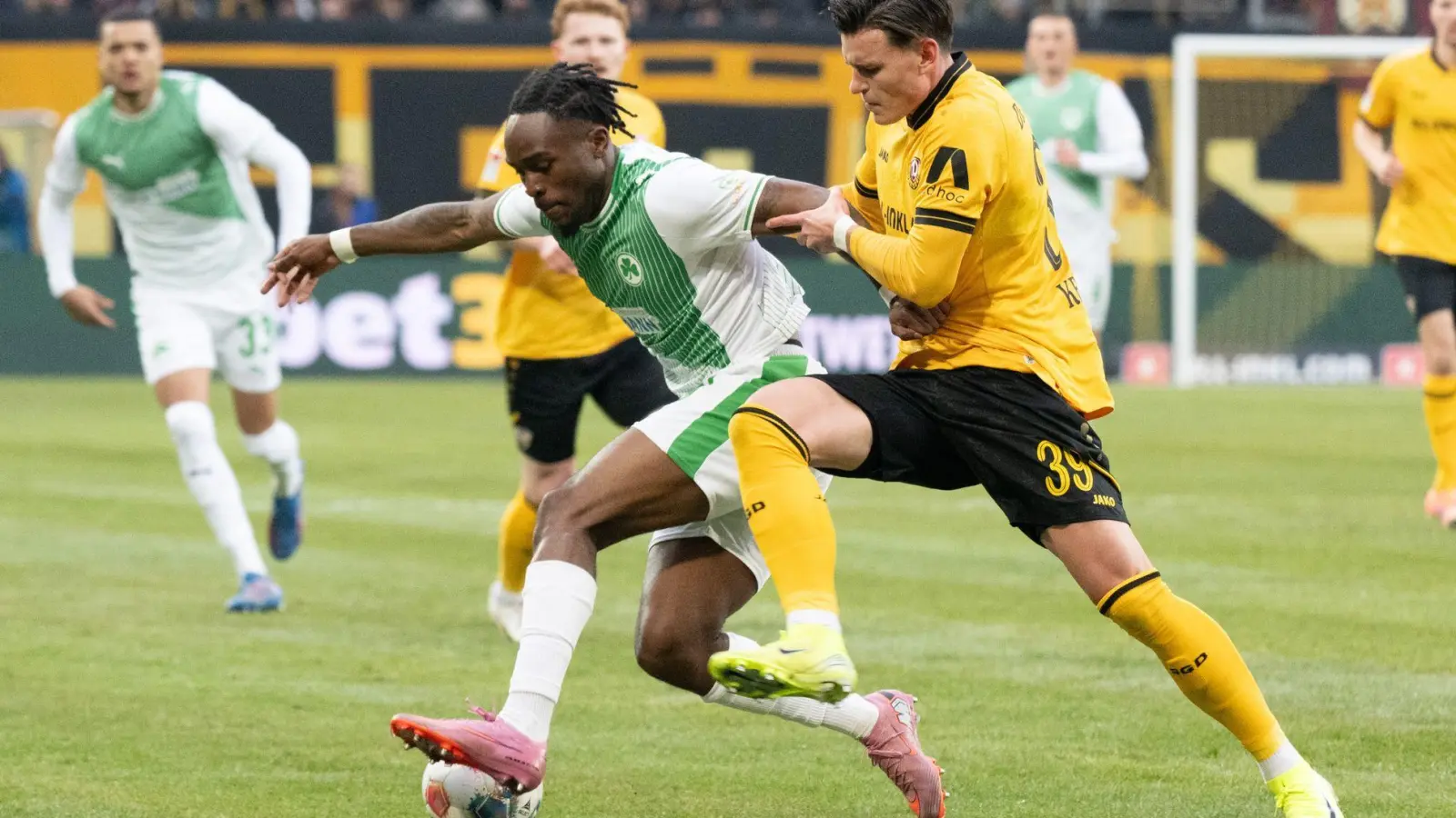 Noel Futkeu (M, SpVgg Greuther Fürth) im Zweikampf mit Thomas Keller (r, Dynamo Dresden). Der Dresdner traf zur Führung. (Foto: Sebastian Kahnert/dpa)