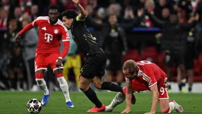 Alphonso Davies (l), hier noch in Aktion gegen Paris, fällt erneut verletzt aus. (Foto: Sven Hoppe/dpa)