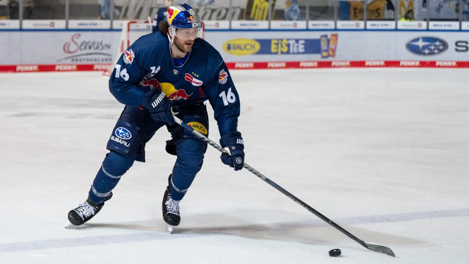 Konrad Abeltshauser aus München spielt den Puck. (Foto: Kolbert-Press/Ulrich Gamel/dpa)