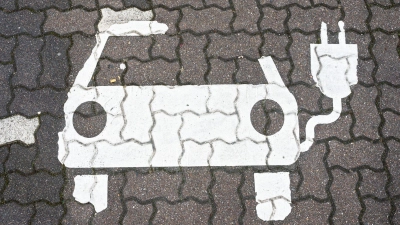 Schaffe ich es noch rechtzeitig zur Ladesäule? Wie begründet eine solche Reichweitenangst ist, sollte ein Versuch zeigen. (Foto: Julian Stratenschulte/dpa)