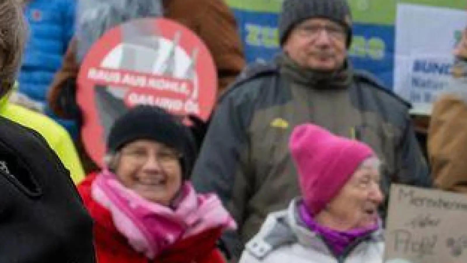 Umweltschützer haben im Landkreis Augsburg gegen eine mögliche neue Erdölbohrung demonstriert. (Foto: Stefan Puchner/dpa)