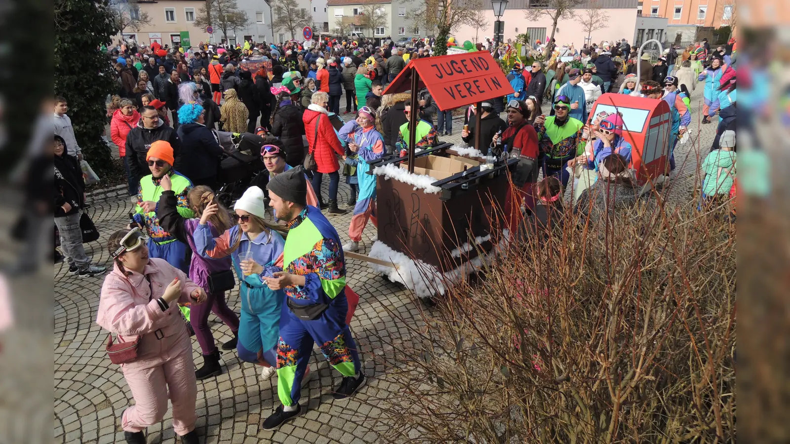 Gegen 14.30 Uhr traf der Umzug auf dem Vogteiplatz ein, wo die Faschingsfamilie ihre große Party feierte. (Foto: Peter Zumach)