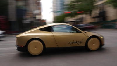 Erste Fahrzeuge von Teslas selbstfahrendem Cybercab ohne Lenkrad und Pedale befördern Menschen im texanischen Austin. (Archivbild) (Foto: Eric Gay/AP/dpa)