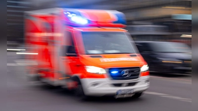 Im Krankenwagen wird der Mann zunächst wiederbelebt. (Symbolbild) (Foto: Monika Skolimowska/dpa)