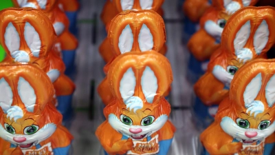 Schoko-Osterhasen sind in diesem Frühjahr weniger gefragt als üblich. (Symbolbild)  (Foto: Karl-Josef Hildenbrand/dpa)