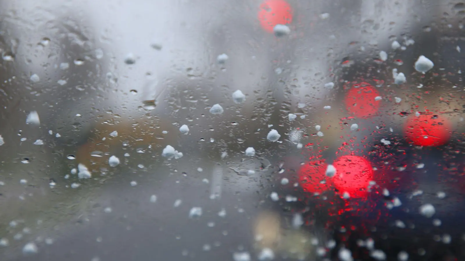 Es wird nasskalt. (Symbolbild) (Foto: Wolfgang Kumm/dpa)