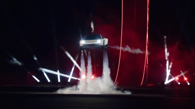 Der Sportwagen werde 2028 in die Produktion gehen und man werde ihn kaufen können, sagte Tesla-Chef Elon Musk. (Foto: Tesla/dpa)