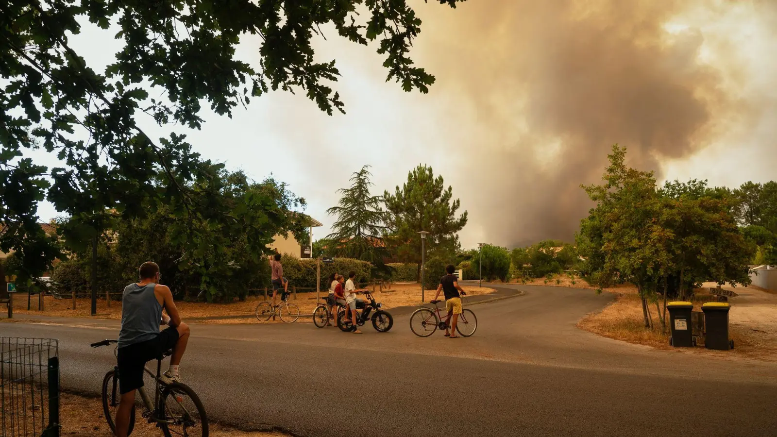 Feuer im Anmarsch in der Gironde und les Landes: Damit man nicht überrascht wird, rät das Auswärtige Amt, die lokalen Warneinrichtungen zu nutzen. (Foto: Caroline Blumberg/AP/dpa-tmn)