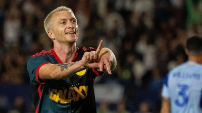 Eine Geste für die Fans: Marco Reus bejubelt sein erstes Tor im Trikot der Los Angeles Galaxy. (Foto: Maximilian Haupt/dpa)