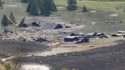 Schwimmende Barrieren sollen Schwemmgut zurückhalten. (Foto: Cyril Zingaro/KEYSTONE/dpa)