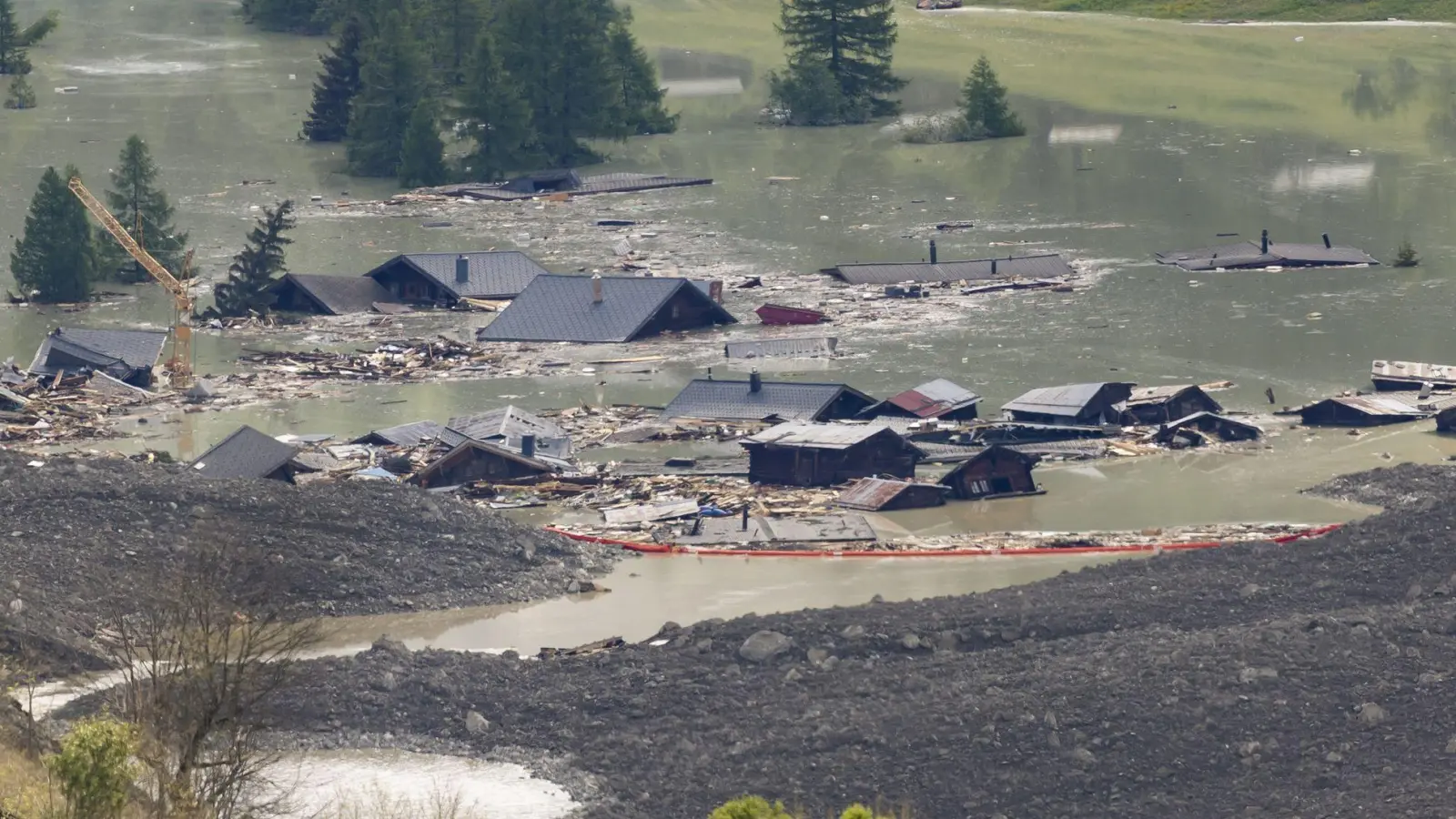 Schwimmende Barrieren sollen Schwemmgut zurückhalten. (Foto: Cyril Zingaro/KEYSTONE/dpa)