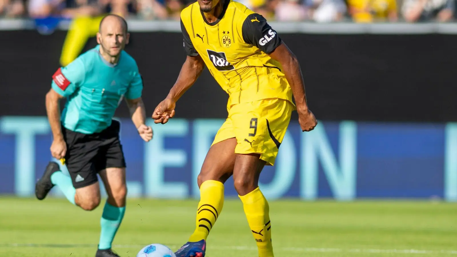 Sébastien Haller spielt künftig in Utrecht Fußball. (Foto: David Inderlied/dpa)