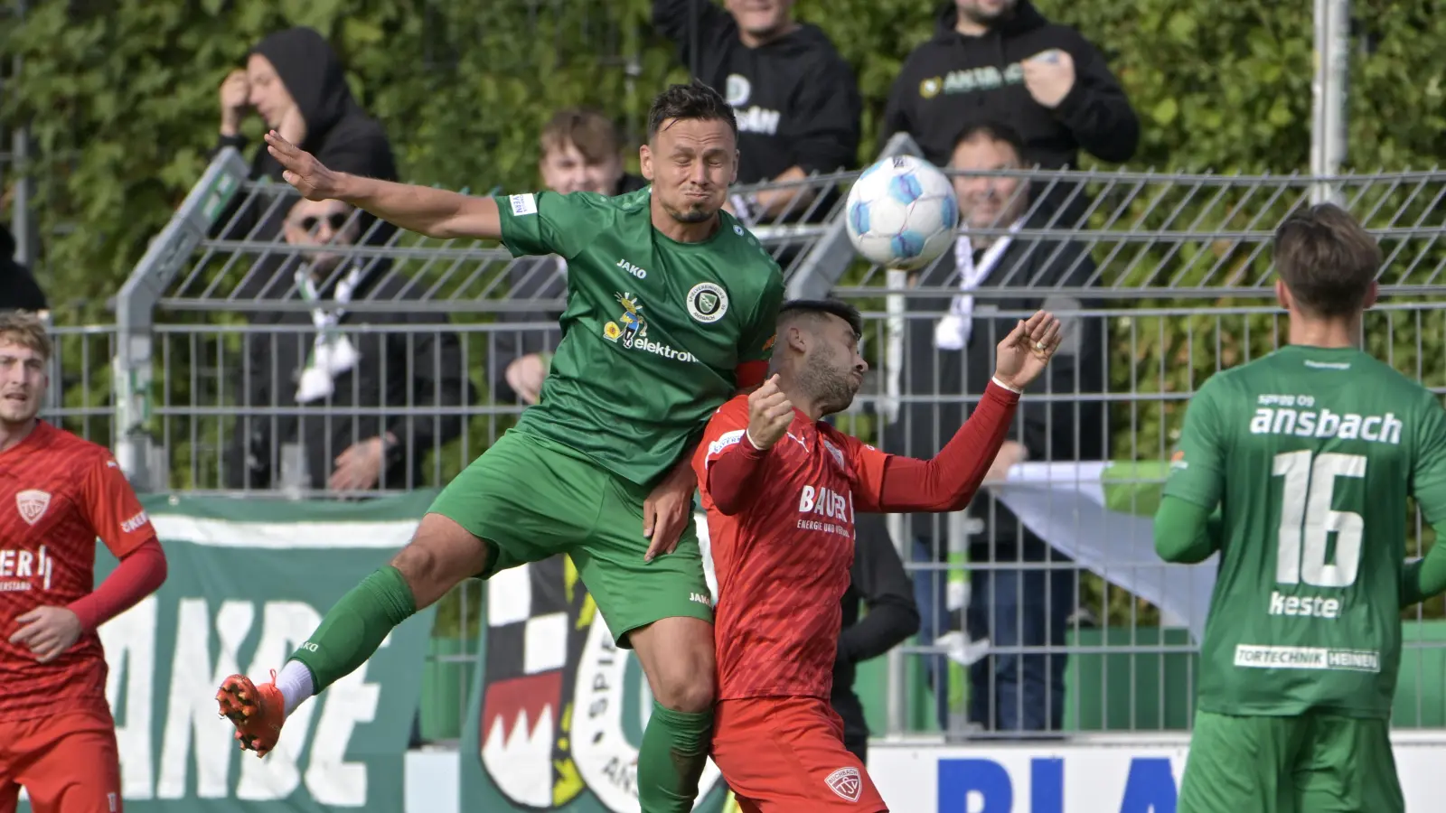 Die SpVgg Ansbach musste sich im Regionalliga-Heimspiel gegen den TSV Buchbach mit einem 2:2 begnügen. Hier zeigt SpVgg-Kapitän Tobias Dietrich (links) Zweikampfhärte gegen den Buchbacher Fatjon Celani. (Foto: Martin Rügner)