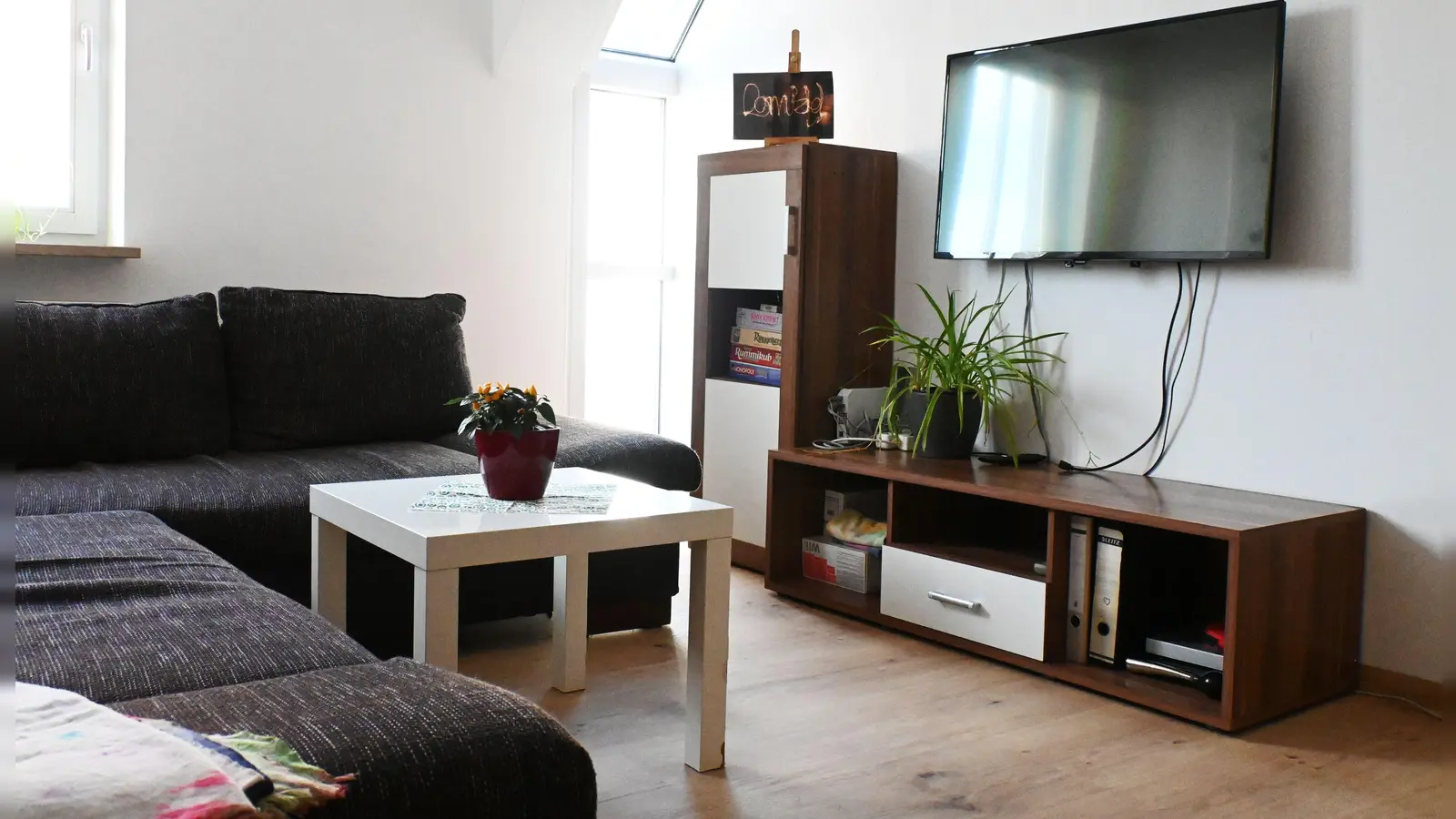 Nicht nur die 13 Einzelzimmer wurden renoviert und mit modernen Möbeln ausgestattet. Auch die Gemeinschaftsräume wie Wohnzimmer und Küche können sich mit neuem Boden sehen lassen. (Foto: Luca Paul)