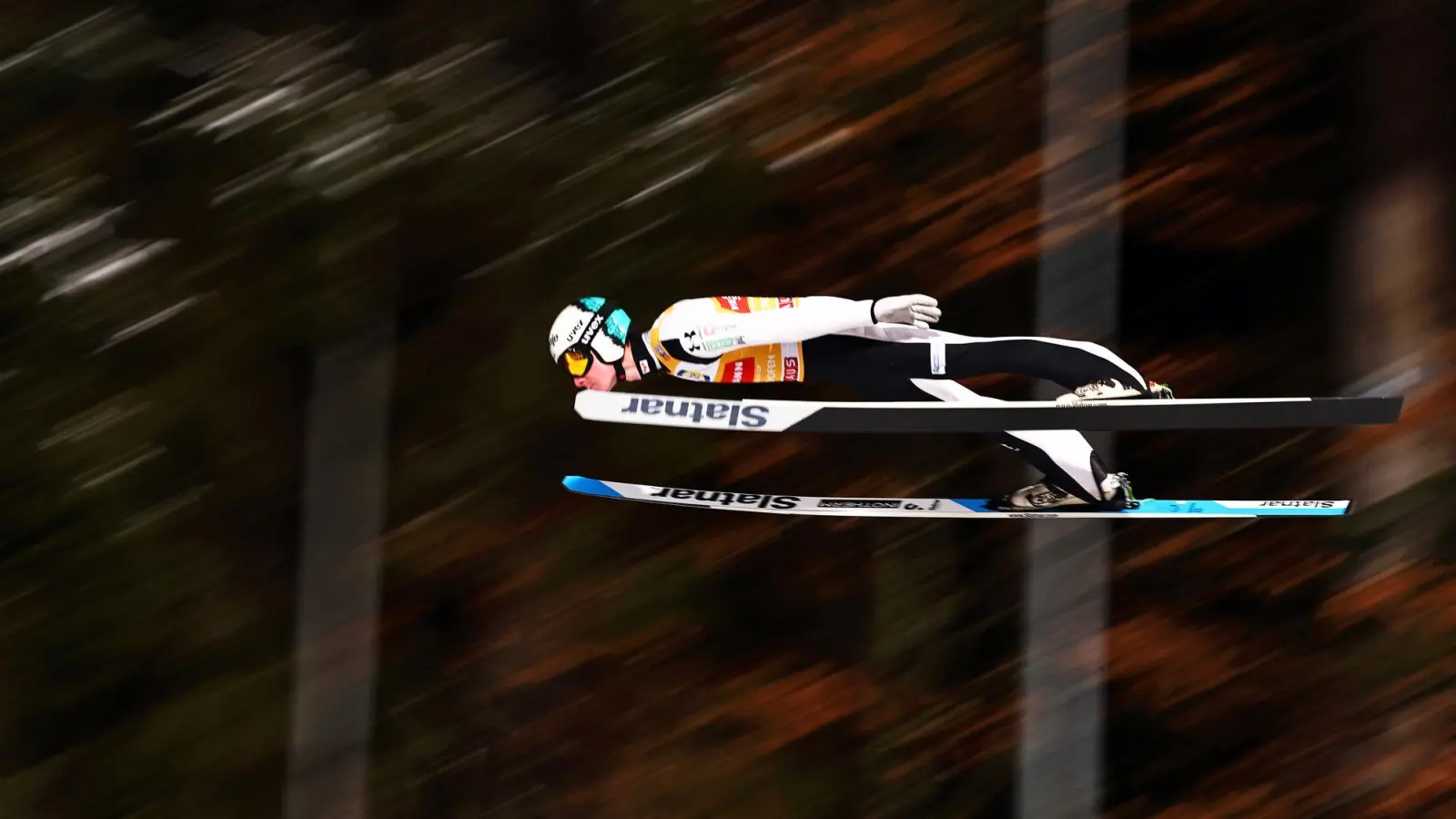 Domen Prevc ist der Überflieger dieser Tournee. (Foto: Daniel Karmann/dpa)