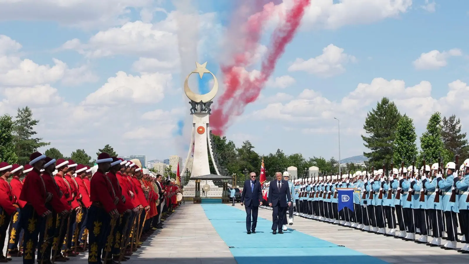 Erdogan ließ für Trump einen eindrucksvollen Empfang organisieren. (Foto: Alex Brandon/AP/dpa)