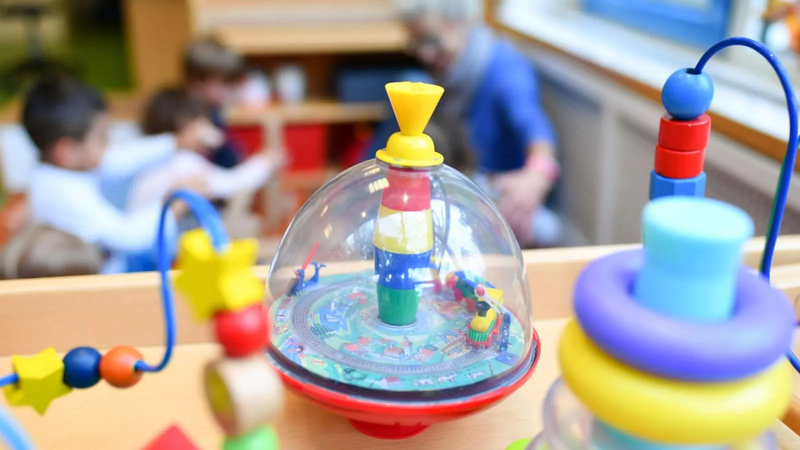 Kinderbetreuung und Soziales statt Straßenbau - die Ausgaben der Kommunen haben sich laut einer Studie deutlich verschoben. (Illustration)  (Foto: Uwe Anspach/dpa)