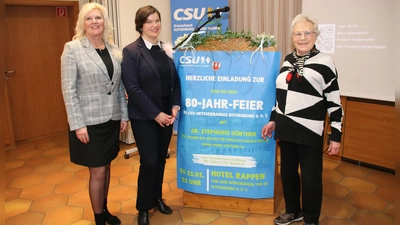 CSU-Ortsvorsitzende Silke Sagmeister-Eberlein, Archivarin Dr. Stephanie Günther und CSU-Urgestein Traudl Reingruber (von links) blickten zurück auf 80 Jahre CSU in Bayern und Rothenburg. (Foto: Stefan Neidl)