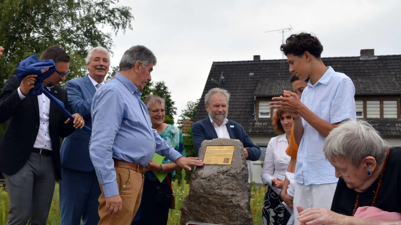 Tief ergriffen berührt Bernard Picat (Mitte) den Gedenkstein. Seit Montag trägt die Gutenstettener Steinachbrücke nun offiziell den Namen „Pont Robert Picat“. (Foto: Johannes Zimmermann)