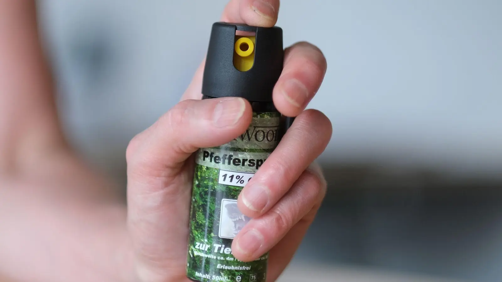 Ein Mann versprühte in einem Zug Pfefferspray. (Symbolbild) (Foto: Bernd Weißbrod/dpa)