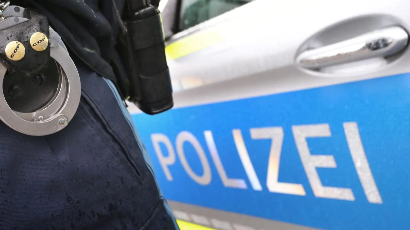 Erst nach der Übergabe fiel der Frau der Betrug auf und sie informierte die Polizei. (Symbolbild) (Foto: Karl-Josef Hildenbrand/dpa)