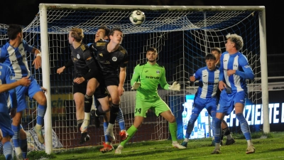 Im Gegensatz zu seinem Ansbacher Kollegen hatte Torhüter Malwin Zok vom FV Illertissen nicht viel zu tun.  (Foto: Roland Furthmair)