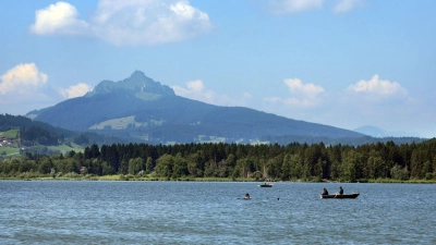 Die Badegewässer in Bayern haben einer EU-Behörde zufolge fast durchweg eine ausgezeichnete Wasserqualität. Lediglich einer der getesteten Seen fiel mit einem mangelhaften Wert an einer Messstelle auf: der Grüntensee bei Wertach im Allgäu. Die Auswertung bezieht sich auf das Jahr 2024. (Foto: Karl-Josef Hildenbrand/dpa)