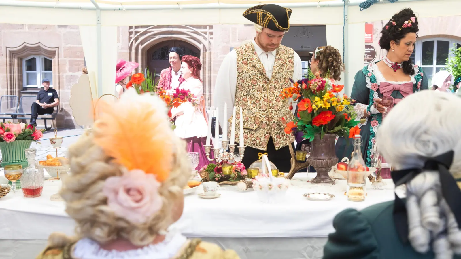 Mitglieder der historischen Tanzgruppe Les Cotillons entspannen sich für einige Momente. (Foto: Evi Lemberger)