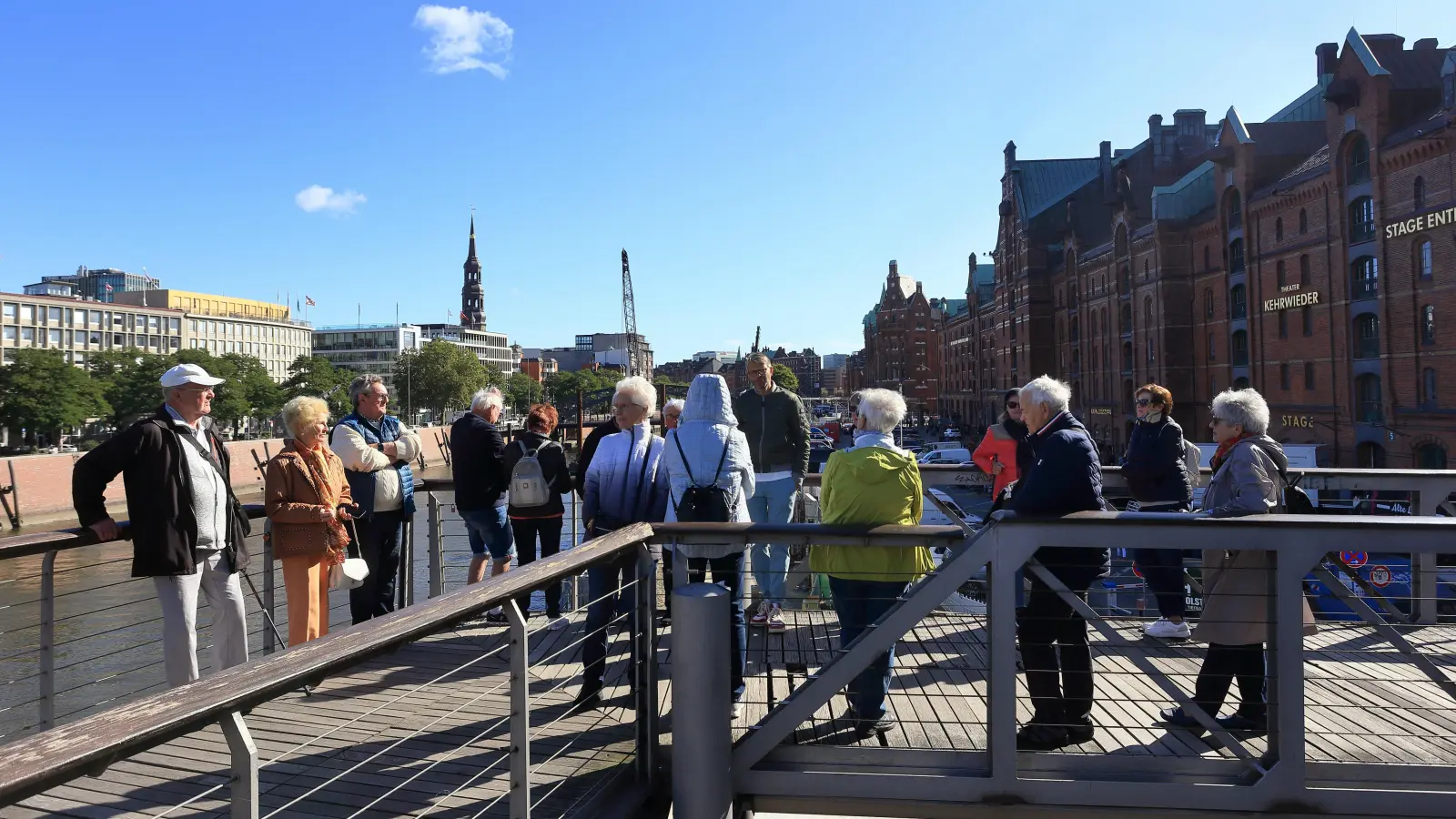 Beim Rundgang durch den größten historischen Lagerhaus-Komplex der Welt: die Reisegruppe mit Stadtführer Ronald Lührs erkundet die Speicherstadt. Sie wurde ab 1883 errichtet. (Foto: Thomas Wirth)