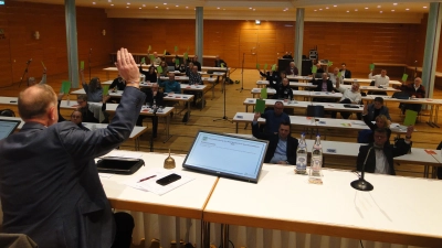 Viele grüne Stimmkarten: Mit großer Mehrheit verabschiedet der Ansbacher Stadtrat den Haushalt für das Jahr 2026. (Foto: Winfried Vennemann)