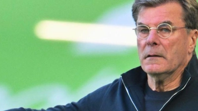 Wolfsburgs Trainer Dieter Hecking rechnet mit einem Dreikampf um den Klassenerhalt. (Foto: Swen Pförtner/dpa)