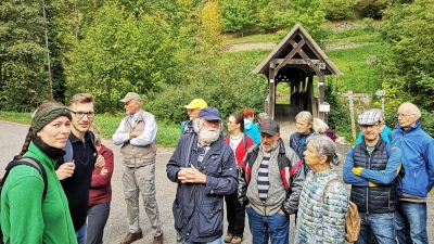 Gestaltet wieder die Auftakttour: Bernd Edelhäuser (Sechster von links mit blauer Kappe). Hier ist er in einem der vergangenen Jahre mit einer Gruppe zu sehen. Start zu seiner Tour, die er mit seiner Frau Ruth organisiert, ist am Samstag, 12. Oktober, um 14 Uhr am Marktplatzbrunnen. (Archivfoto: Jürgen Binder)