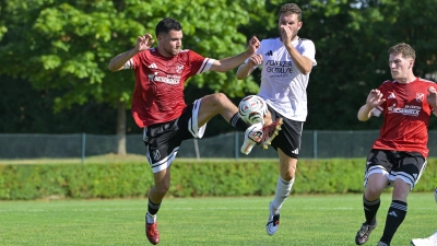 Melih May (links, hier im Duell mit Adrian Ell vom TSV Buch) ist einer von drei TSC-Spielern, die sich in den Urlaub verabschiedet haben. (Foto: Martin Rügner)
