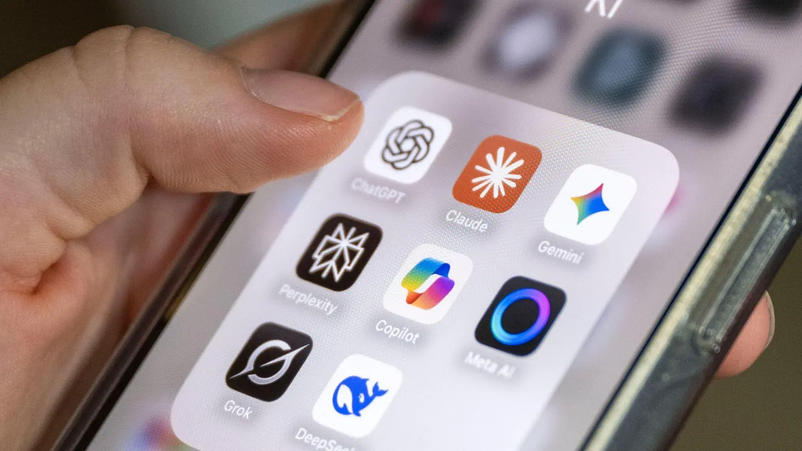 Die Mehrheit der Menschen in Deutschland benutzt mehr oder weniger regelmäßig Anwendungen der Künstlichen Intelligenz. (Symbolbild) (Foto: Philip Dulian/dpa)