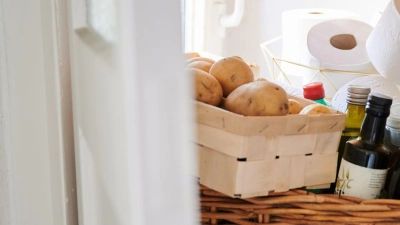 Zwiebeln sollten nicht mit im Kartoffelkörbchen gelagert werden. Sie ziehen die Feuchtigkeit aus den Knollen und können faulen. (Foto: Annette Riedl/dpa/dpa-tmn)