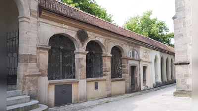 Auch wenn sich die historischen Grabbauten auf dem Ansbacher Stadtfriedhof im Detail unterscheiden, ergeben sie dennoch zusammen ein weitgehend geschlossenes Bild.  (Foto: Bezirk Mittelfranken/Julia Krieger)